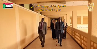 القنصل العام يتفقد مركز إمتحانات الشهادة الثانوية 